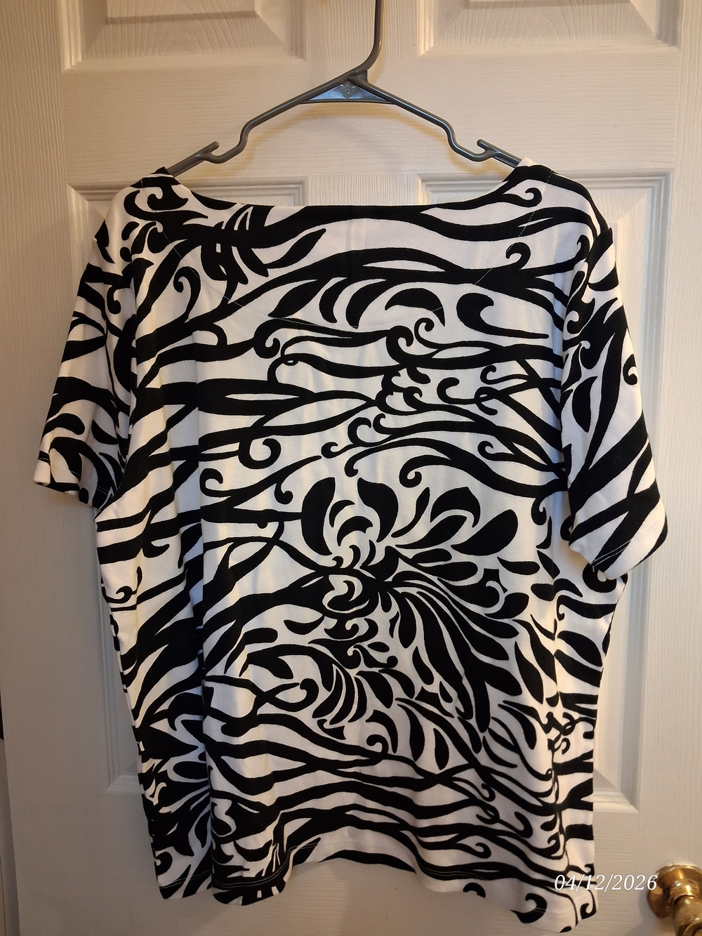 Liz Claiborne | Black & White Abstract Scroll Top 🖤🤍 - Picture 2 of 3